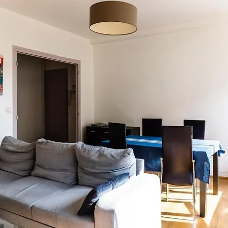 Le Voltaire -2 Chambres- 70m2- Hypercentre-parking-wifi Fibre- Nouvelle Literie شقة