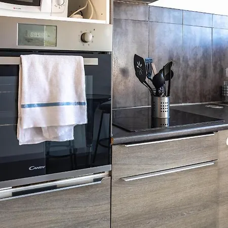 Le Voltaire -2 Chambres- 70m2- Hypercentre-parking-wifi Fibre- Nouvelle Literie شقة *