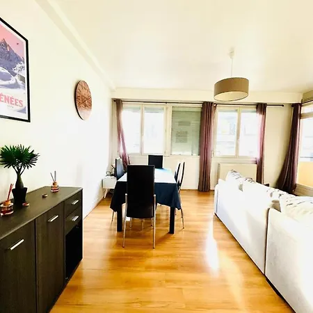 Le Voltaire -2 Chambres- 70m2- Hypercentre-parking-wifi Fibre- Nouvelle Literie شقة