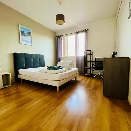 Apartament Le Voltaire -2 Chambres- 70m2- Hypercentre-parking-wifi Fibre- Nouvelle Literie Tarbes