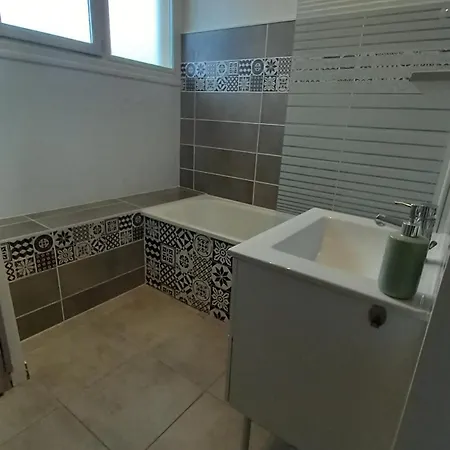 Le Voltaire -2 Chambres- 70m2- Hypercentre-parking-wifi Fibre- Nouvelle Literie Apartmán *