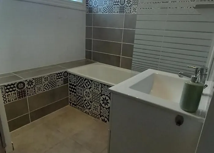 Le Voltaire -2 Chambres- 70m2- Hypercentre-parking-wifi Fibre- Nouvelle Literie Appartement *